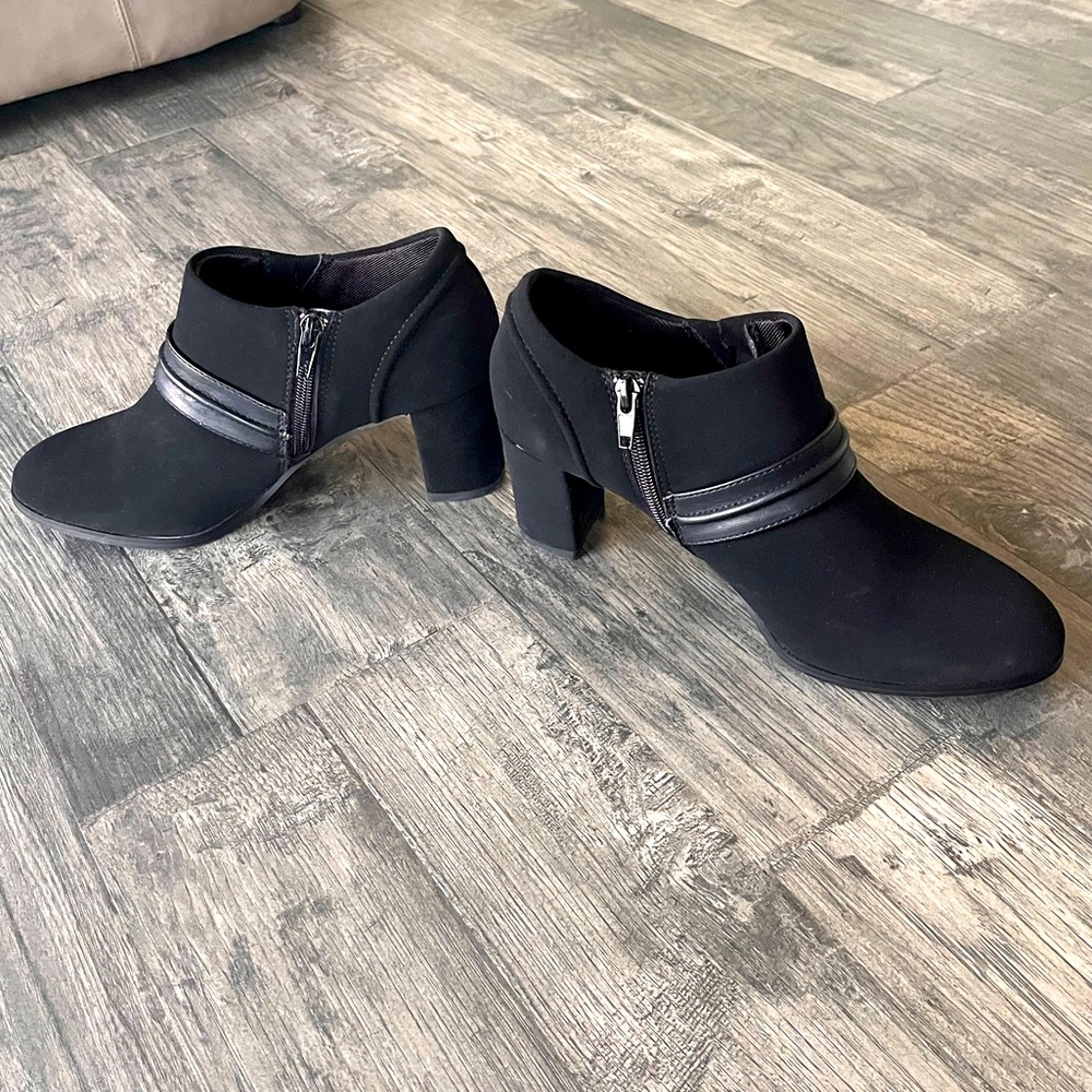 Easy Street Suede Ankle Boots Size 8